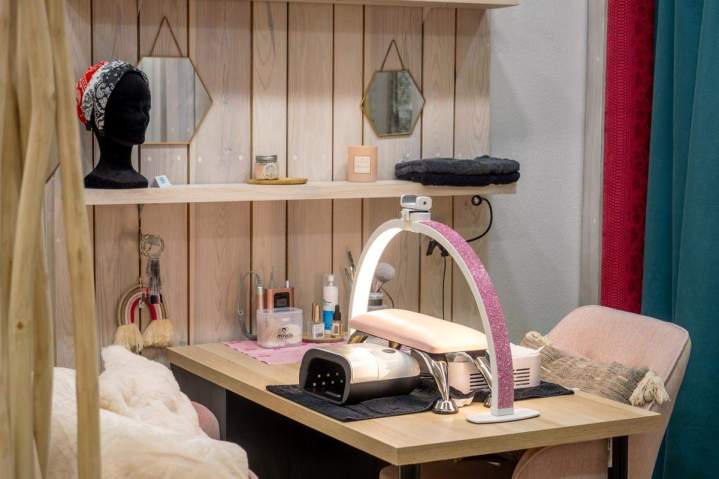 Beauté des mains, service d'onglerie professionnel.