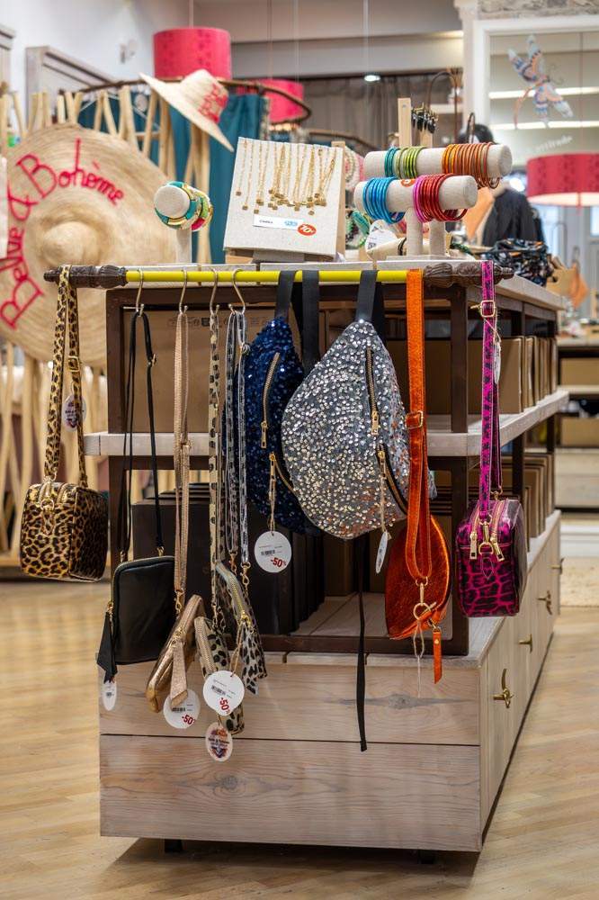 Tenue sublimée avec nos accessoires, la touche finale parfaite.